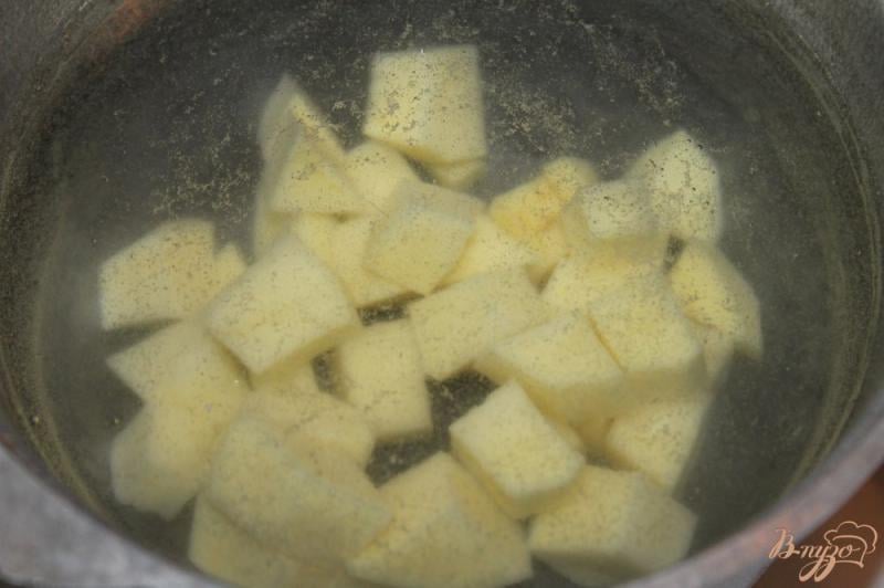 Фото приготовление рецепта: Суп с плавленным сыром и грибами шаг №3