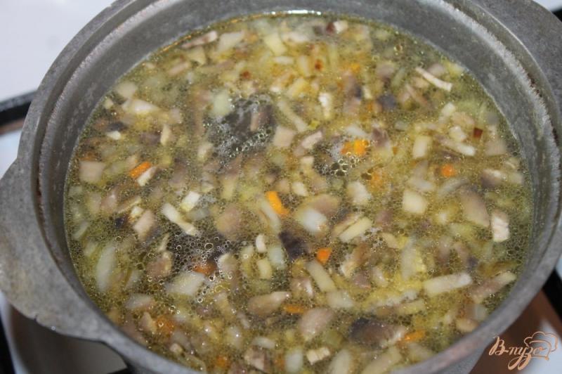Фото приготовление рецепта: Суп с плавленным сыром и грибами шаг №5