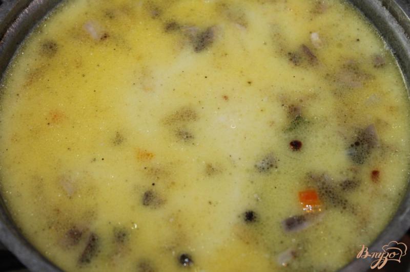 Фото приготовление рецепта: Суп с плавленным сыром и грибами шаг №6