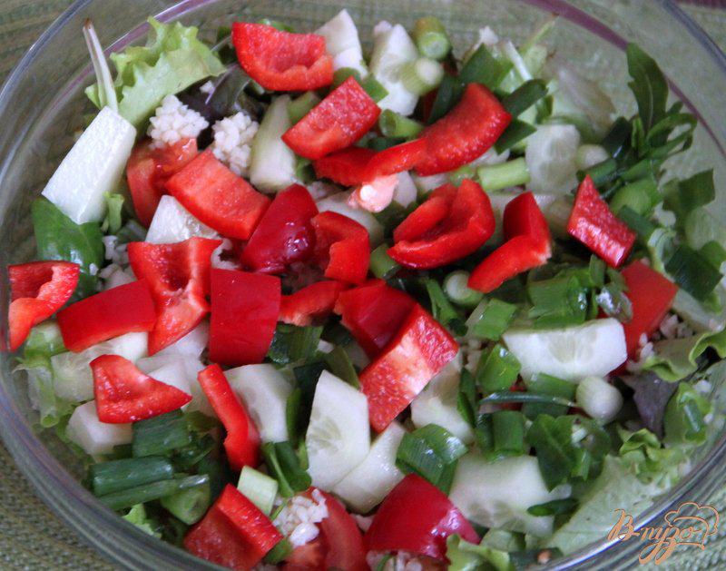 Фото приготовление рецепта: Салат из свежих овощей с булгуром шаг №4