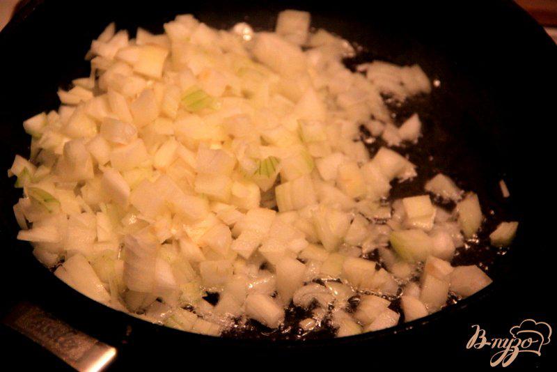 Фото приготовление рецепта: Салат из фасоли и копченой скумбрии шаг №1