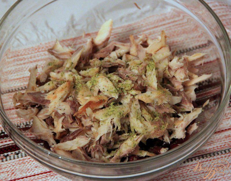 Фото приготовление рецепта: Салат из фасоли и копченой скумбрии шаг №4