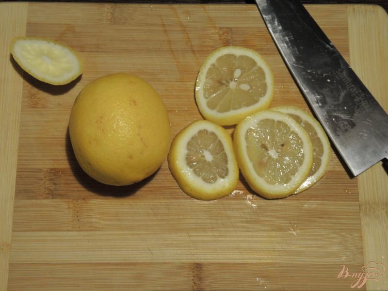 Фото приготовление рецепта: Курица запеченная с лимонами и луком шаг №3