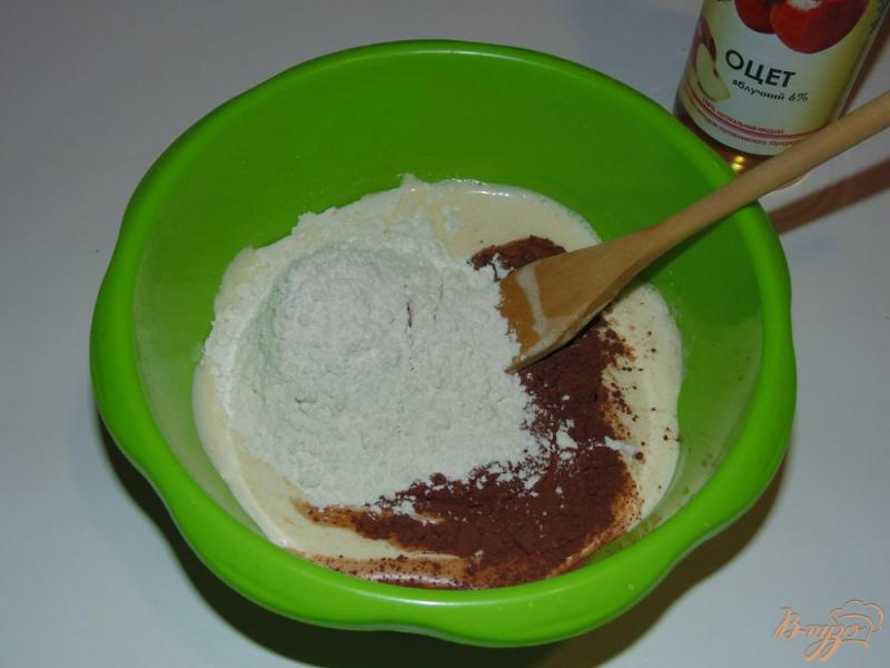 Фото приготовление рецепта: Шоколадный кекс Ягодка шаг №2