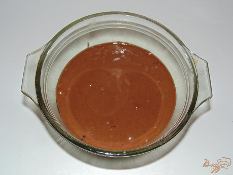 Фото приготовление рецепта: Шоколадный кекс Ягодка шаг №5