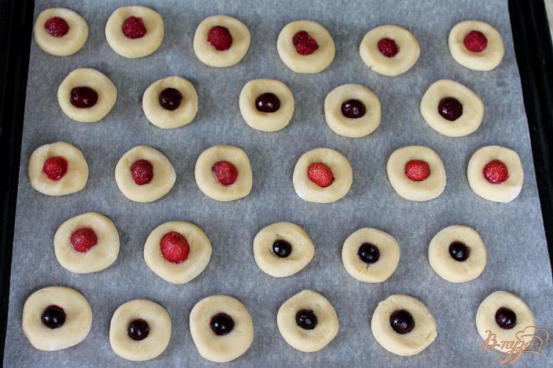 Фото приготовление рецепта: Медовое печенье с ягодами ассорти шаг №5