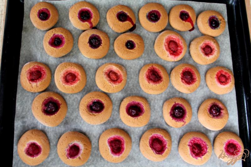 Фото приготовление рецепта: Медовое печенье с ягодами ассорти шаг №6