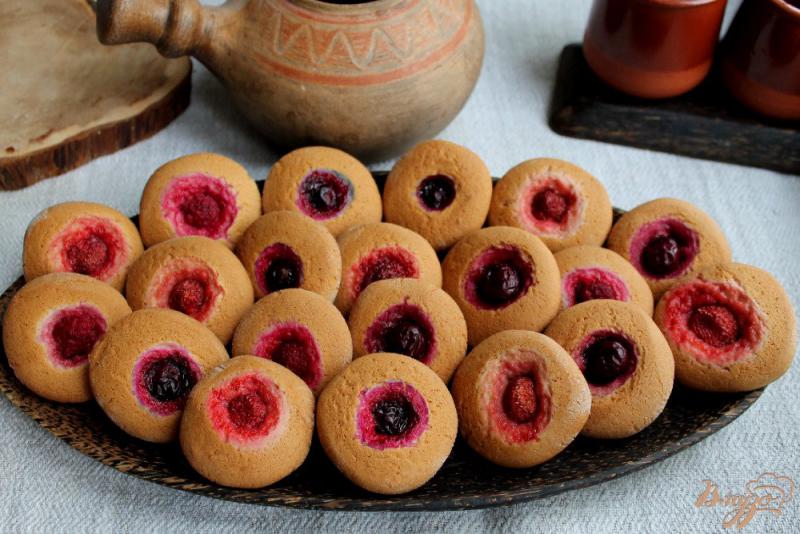 Фото приготовление рецепта: Медовое печенье с ягодами ассорти шаг №7