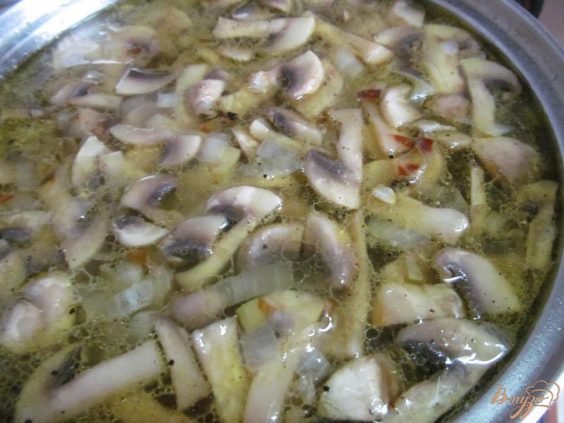 Фото приготовление рецепта: Суп с грибами и капустой шаг №6