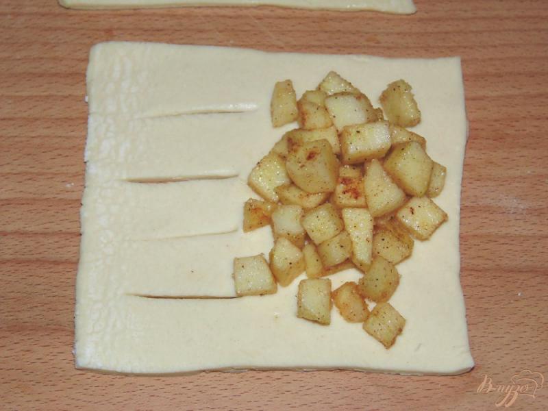 Фото приготовление рецепта: Яблочные слойки с корицей шаг №4
