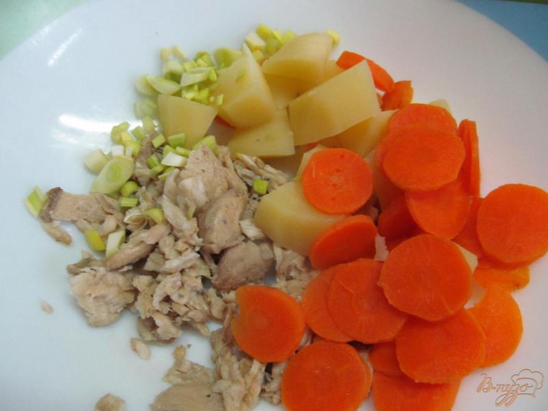 Фото приготовление рецепта: Салат из отваренной рыбы с картофелем и морковью шаг №3