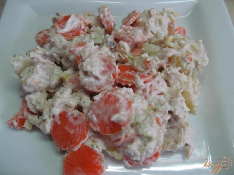 Фото приготовление рецепта: Салат из отваренной рыбы с картофелем и морковью шаг №4