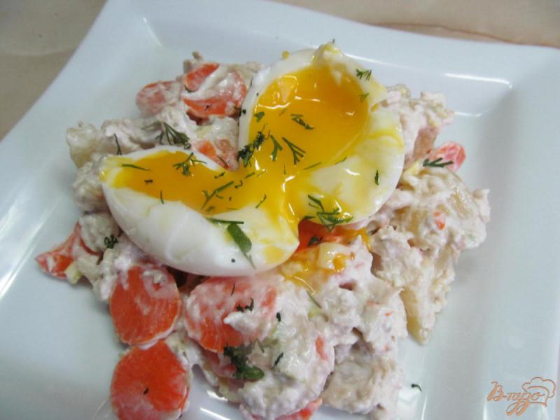 Фото приготовление рецепта: Салат из отваренной рыбы с картофелем и морковью шаг №5