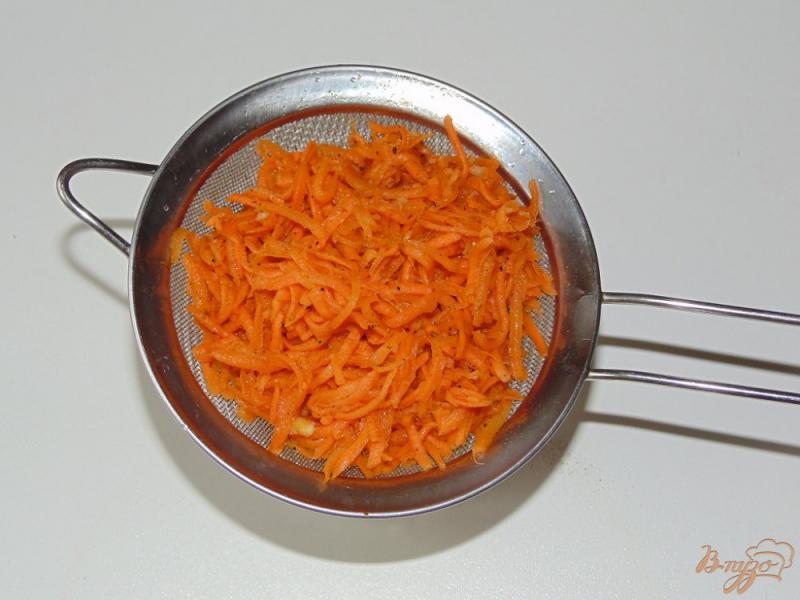 Фото приготовление рецепта: Салат из маринованных грибов и моркови по-корейски шаг №3