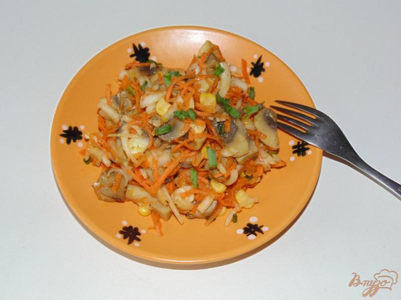 Фото приготовление рецепта: Салат из маринованных грибов и моркови по-корейски шаг №5