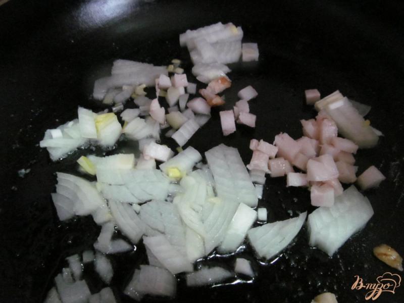 Фото приготовление рецепта: Бутерброд с грибным соусом и копченной грудинки шаг №3