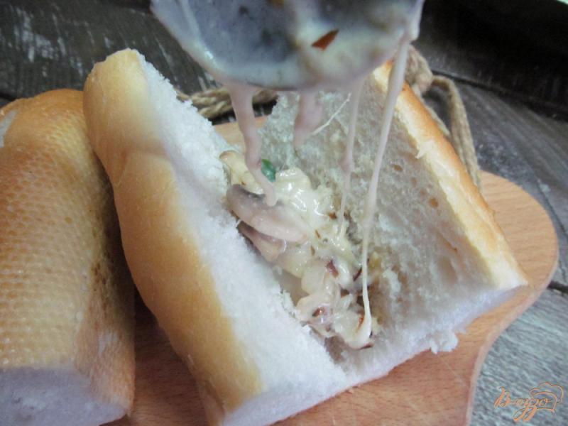 Фото приготовление рецепта: Бутерброд с грибным соусом и копченной грудинки шаг №8