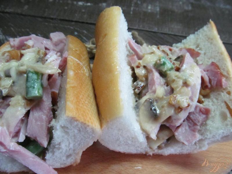 Фото приготовление рецепта: Бутерброд с грибным соусом и копченной грудинки шаг №11