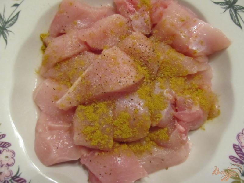 Фото приготовление рецепта: Куриные кусочки в сметанной подливе шаг №2