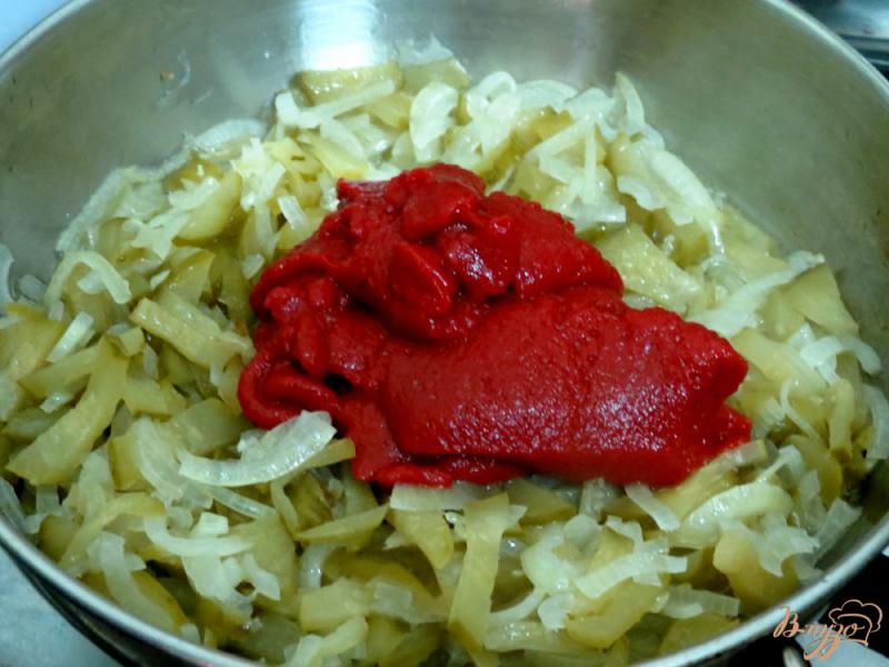 Фото приготовление рецепта: Солянка с куриным мясом и копчёной колбасой шаг №5