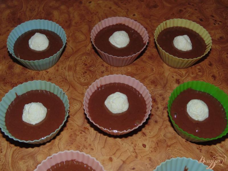 Фото приготовление рецепта: Шоколадные кексы с творожными шариками шаг №4