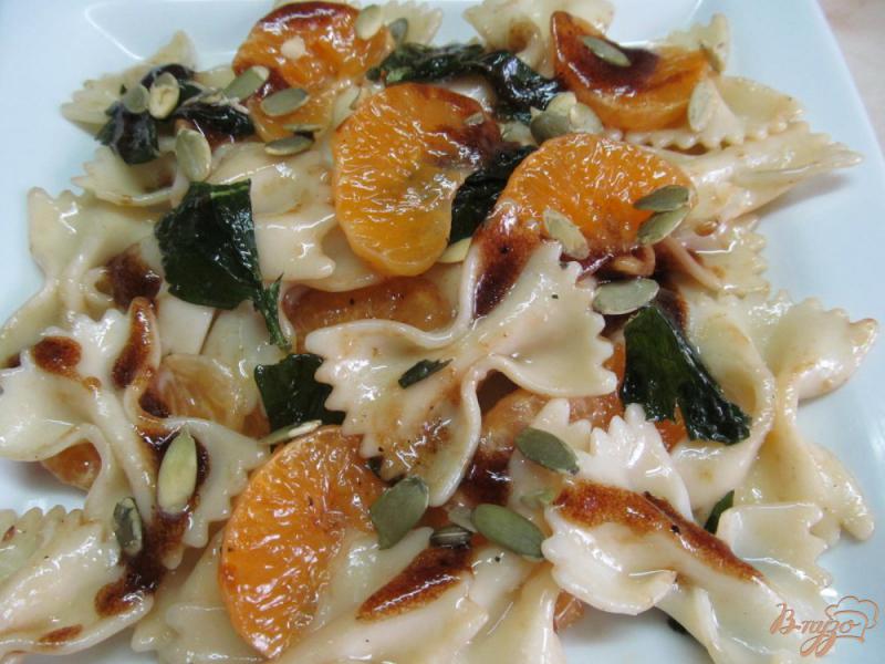 Фото приготовление рецепта: Салат из макарон и мандарина шаг №4