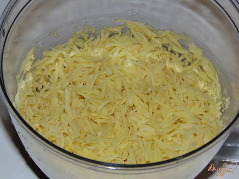 Фото приготовление рецепта: Картофельные драники с сосисками шаг №3
