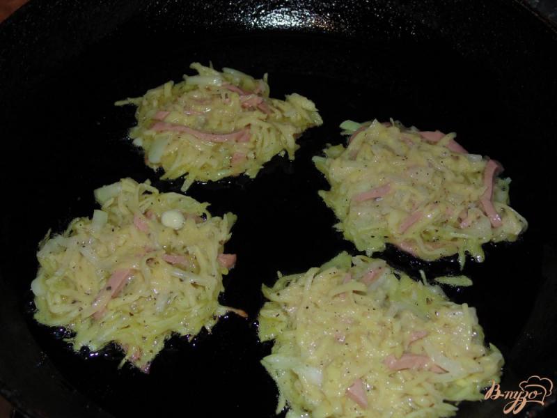 Фото приготовление рецепта: Картофельные драники с сосисками шаг №5