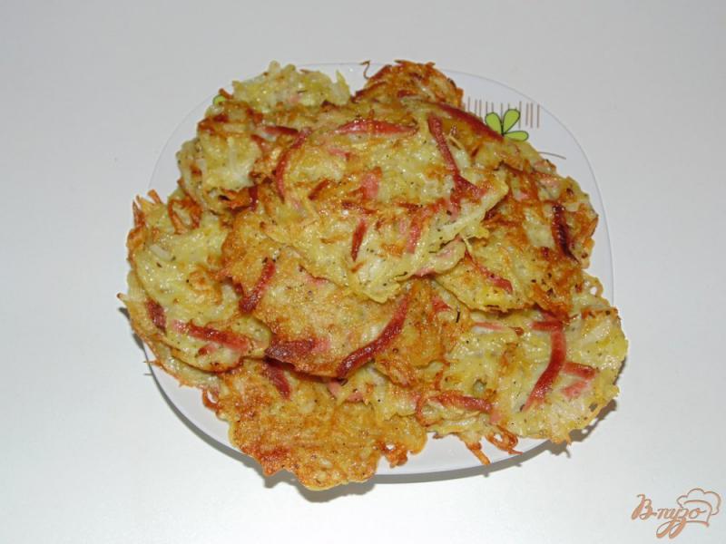 Фото приготовление рецепта: Картофельные драники с сосисками шаг №6