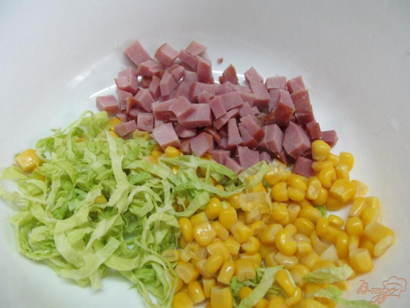 Фото приготовление рецепта: Салат с ветчиной кукурузой и капустой шаг №3