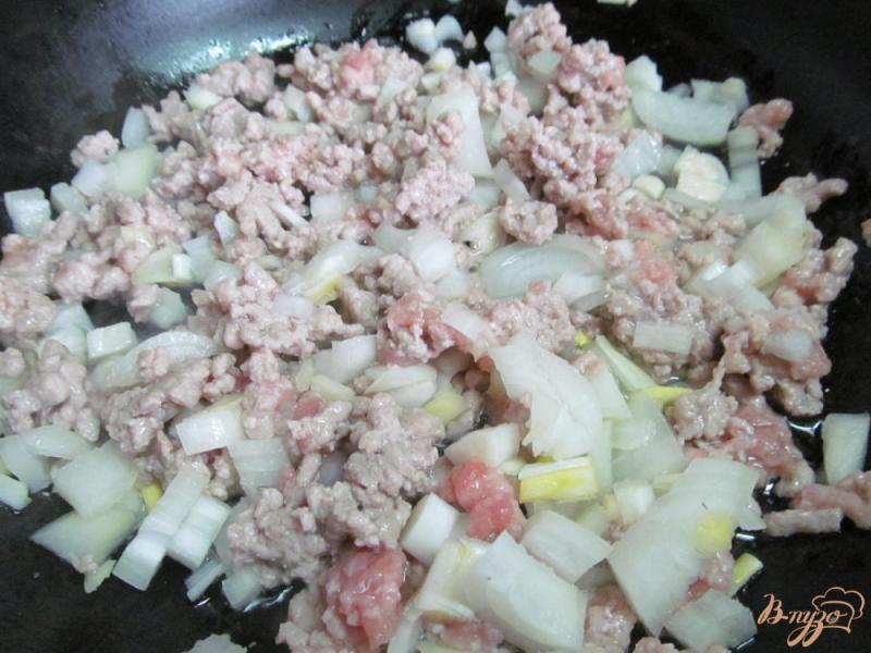 Фото приготовление рецепта: Запеканка в сковороде с фаршем и макаронами шаг №2