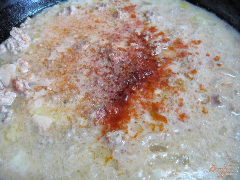 Фото приготовление рецепта: Запеканка в сковороде с фаршем и макаронами шаг №4