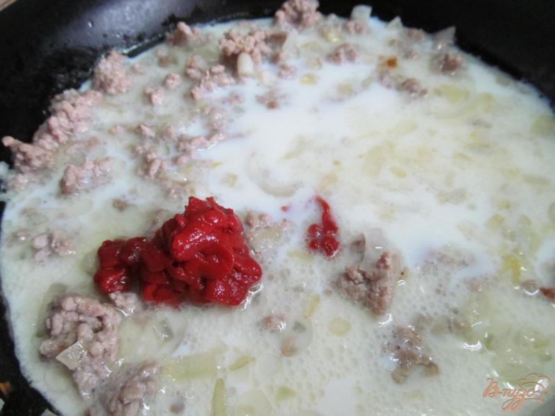 Фото приготовление рецепта: Запеканка в сковороде с фаршем и макаронами шаг №3
