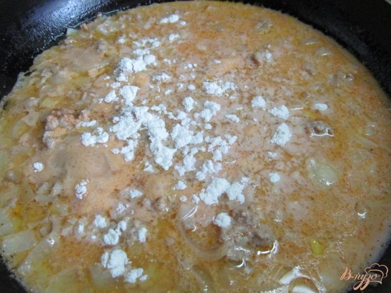 Фото приготовление рецепта: Запеканка в сковороде с фаршем и макаронами шаг №5