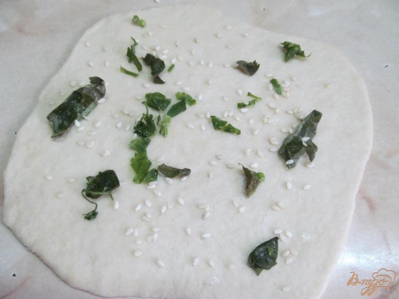 Фото приготовление рецепта: Лепешки с кунжутом и зеленью шаг №3
