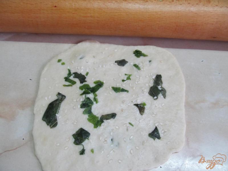 Фото приготовление рецепта: Лепешки с кунжутом и зеленью шаг №4