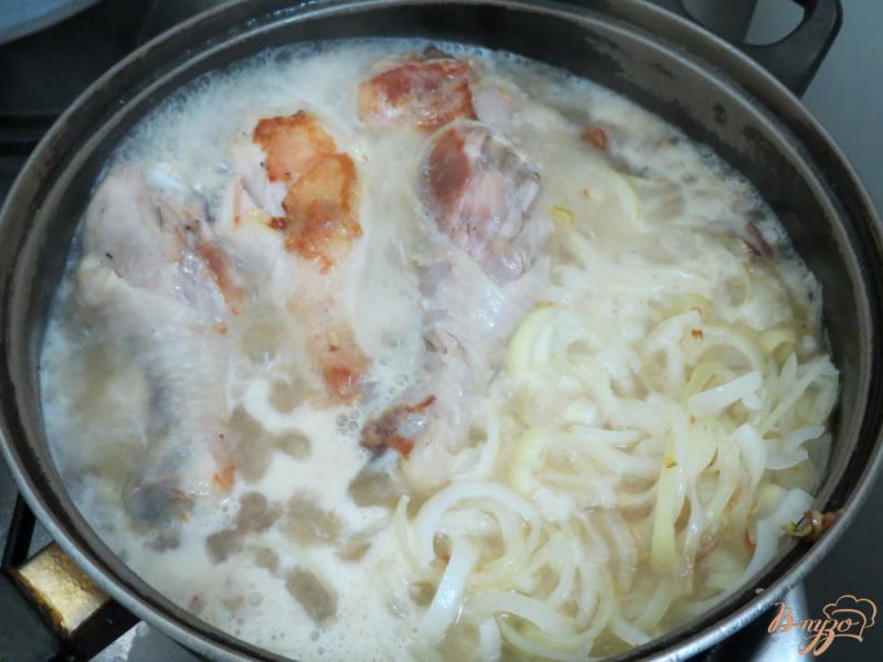 Фото приготовление рецепта: Куриные голени в сметанном соусе со стручковой фасолью шаг №4