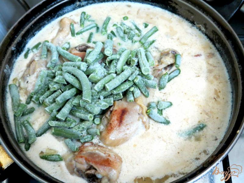 Фото приготовление рецепта: Куриные голени в сметанном соусе со стручковой фасолью шаг №5