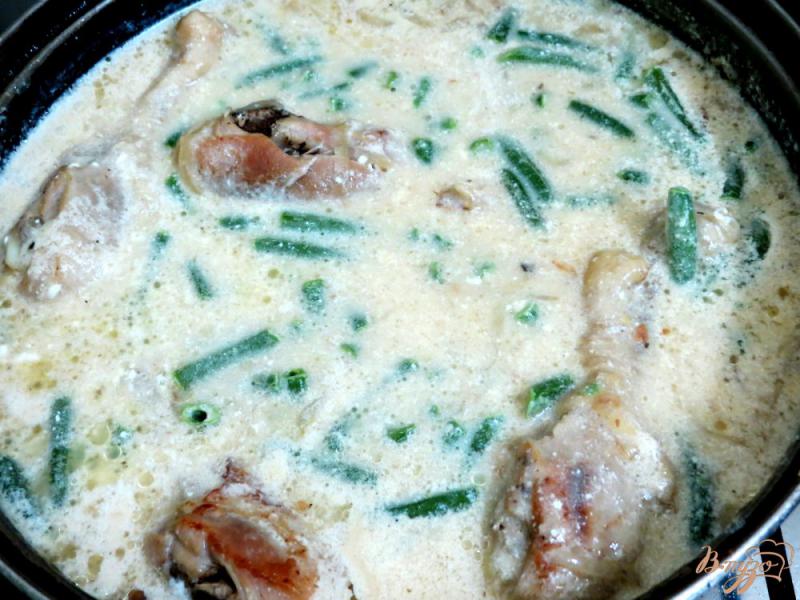 Фото приготовление рецепта: Куриные голени в сметанном соусе со стручковой фасолью шаг №6