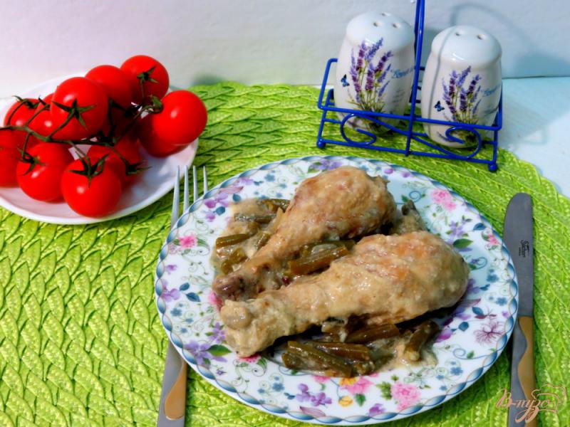 Фото приготовление рецепта: Куриные голени в сметанном соусе со стручковой фасолью шаг №7