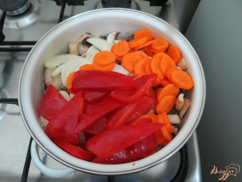 Фото приготовление рецепта: Грибы маринованные с перцем, луком и укропом шаг №5