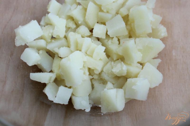 Фото приготовление рецепта: Салат с картофелем, колбасой, морковкой и яблоком шаг №1