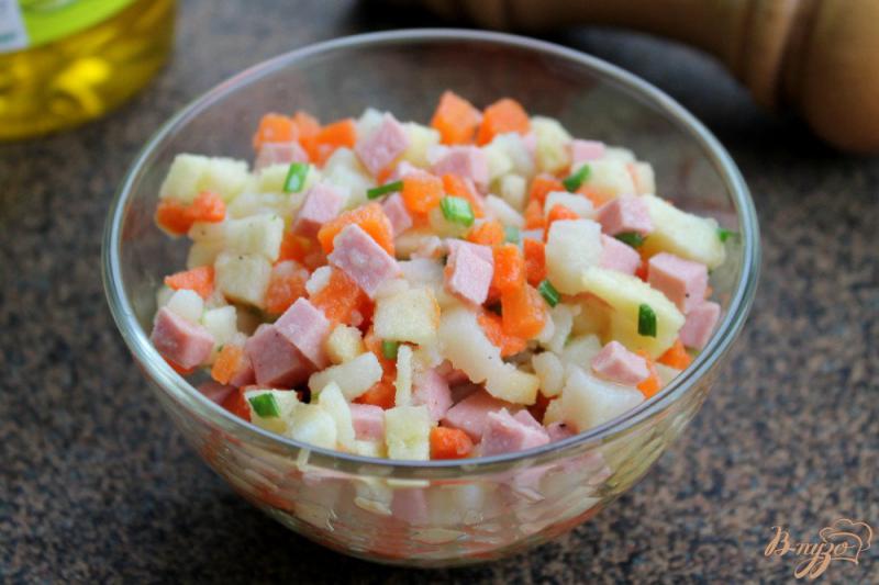 Фото приготовление рецепта: Салат с картофелем, колбасой, морковкой и яблоком шаг №6