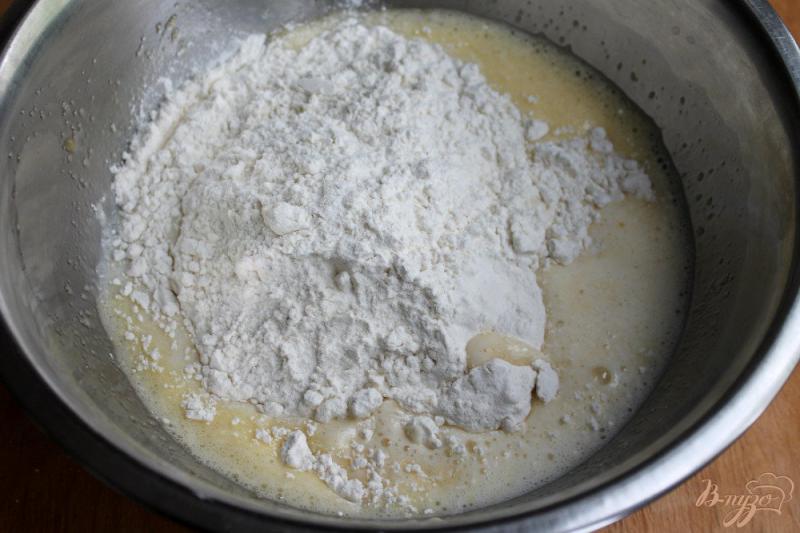 Фото приготовление рецепта: Медовый пирог с клубничным кремом шаг №3