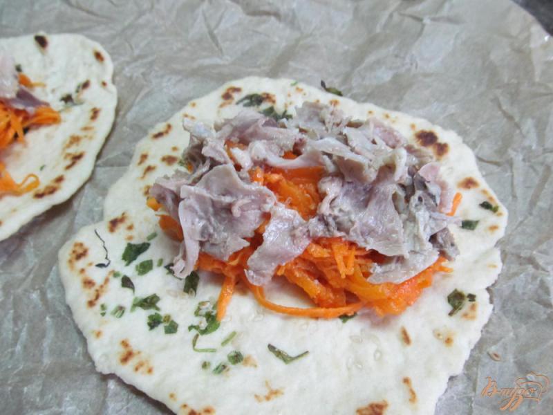 Фото приготовление рецепта: Закуска из куриного мяса с морковью и горошком шаг №4