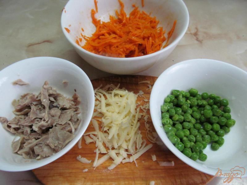 Фото приготовление рецепта: Закуска из куриного мяса с морковью и горошком шаг №3