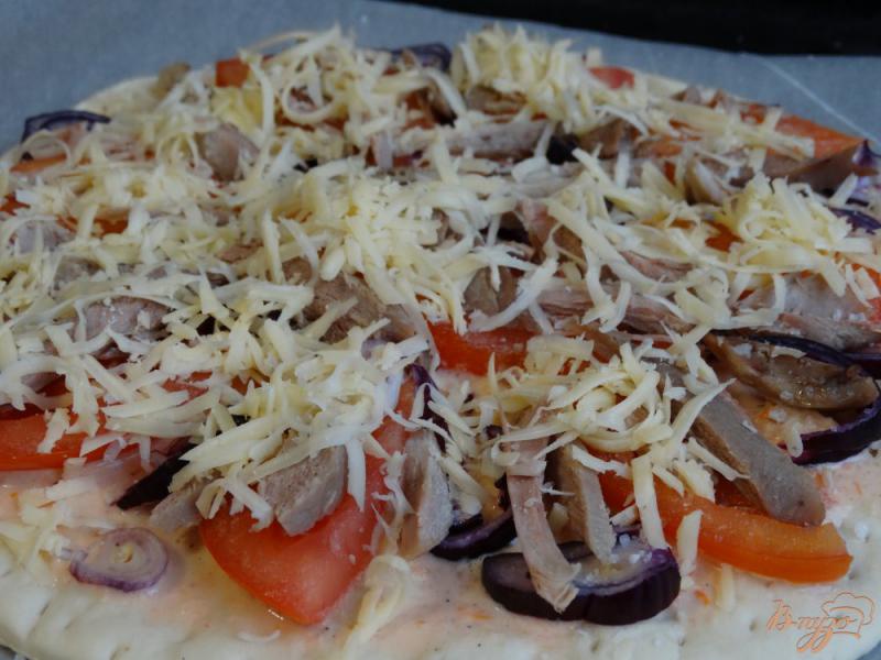 Фото приготовление рецепта: Домашняя пицца с индейкой шаг №6
