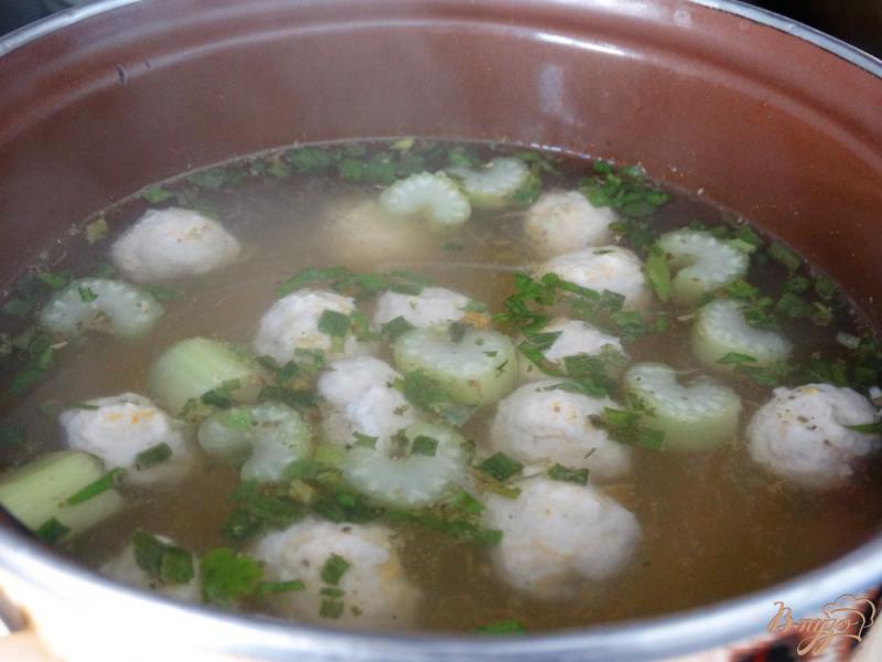 Фото приготовление рецепта: Суп с фрикадельками и сельдереем шаг №6