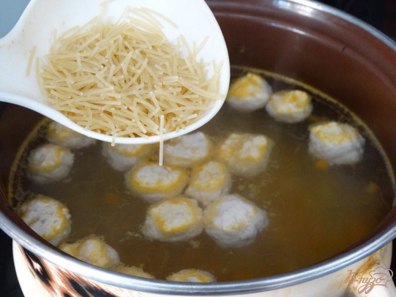 Фото приготовление рецепта: Суп с фрикадельками и сельдереем шаг №4