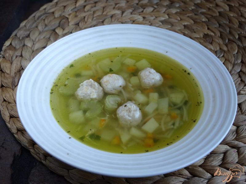 Фото приготовление рецепта: Суп с фрикадельками и сельдереем шаг №7